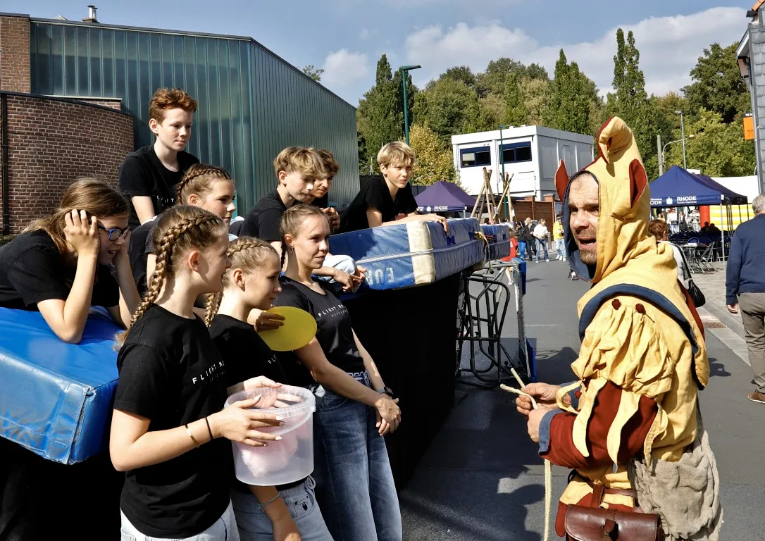 mensen op de jaarmarkt van Rode